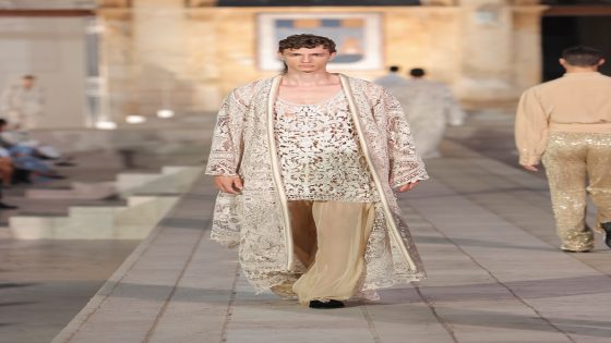 دولتشي آند غابانا.. عرض أزياء رجالية مستوحاة من القفطان المغربي