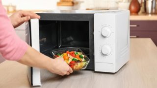 دراسة.. استخدام الميكروويف في تسخين أطعمة الأطفال خطير