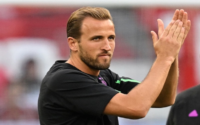 Bayern Munich's English forward #09 Harry Kane applauds as he is greeted by fans ahead the German Super Cup football match Bayern Munich v RB Leipzig in Munich, on August 12, 2023. (Photo by CHRISTOF STACHE / AFP) / DFB REGULATIONS PROHIBIT ANY USE OF PHOTOGRAPHS AS IMAGE SEQUENCES AND QUASI-VIDEO. - DFB REGULATIONS PROHIBIT ANY USE OF PHOTOGRAPHS AS IMAGE SEQUENCES AND QUASI-VIDEO.