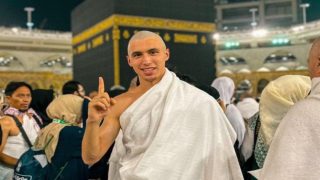 المغربي الدولي بلال الخنوس يؤدي مناسك العمرة