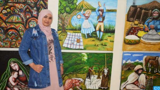 نجاة الكحص.. شابة تبدع بريشتها متحدية الإعاقة