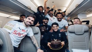 لاعبو نادي الهلال .. يفاجئون الحارس المغربي ياسين بونو