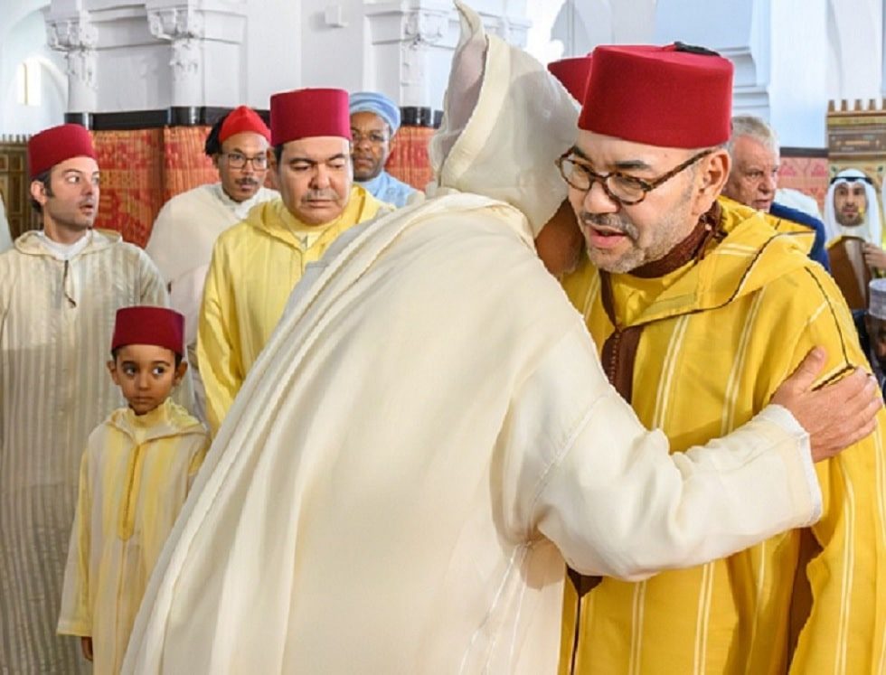 أمير المؤمنين يؤدي صلاة عيد الفطر بالمسجد المحمدي بالدار البيضاء ويتقبل التهاني بهذه المناسبة السعيدة