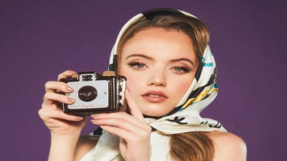 الفنانة المغربية الشابة أشا تطلق أغنيتها الأولى ” Sola”