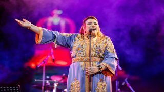 نجاة عتابو تهدي جمهور مهرجان إفران ليلة خاصة