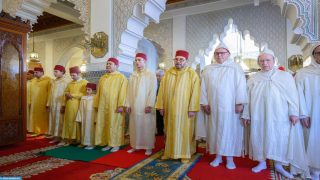 أمير المؤمنين يؤدي صلاة عيد الفطر بمسجد أهل فاس بالرباط ويتقبل التهاني بهذه المناسبة السعيدة
