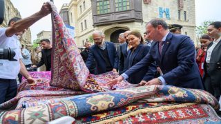 صاحبة السمو الملكي الأميرة للا حسناء تزور بباكو المهرجان الدولي للسجاد بأذربيجان