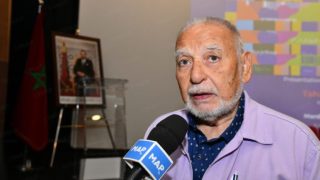 الطاهر بنجلون يقدم كتاب معرضه من الكتابة إلى الرسم