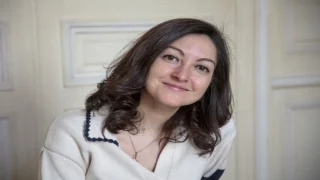 الأكاديمية الفرنسية زينب مكوار تفوز بجائزة هنري دي رينييه لسنة 2025