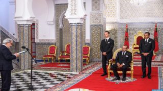 جلالة الملك يستقبل والي بنك المغرب