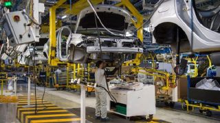 طنجة..مصنع رونو يحتفل بإنتاج السيارة 2000 من طراز موبيلايز ديو الكهربائية