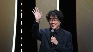 Á¦74ȸ Ä¿µÈÁ¦ °³¸· ¼±¾ðÇÑ ºÀÁØÈ£ °¨µ¶ (Ä AFP=¿¬ÇÕ´º½º) 6ÀÏ(ÇöÁö½Ã°£) ÇÁ¶û½º ³²ºÎ È޾絵½Ã Ä¿¡¼ ¿¸° 'Á¦74ȸ Ä ±¹Á¦ ¿µÈÁ¦' °³¸·½Ä¿¡¼ ºÀÁØÈ£ °¨µ¶ÀÌ ¹«´ë¿¡ ¿Ã¶ó ¼ÕÀ» Èçµé°í ÀÖ´Ù. 2019³â ¿µÈ '±â»ýÃæ'À¸·Î Ä ¿µÈÁ¦ ÃÖ°í»óÀΠȲ±ÝÁ¾·Á»óÀ» ¹ÞÀº ºÀ °¨µ¶Àº À̳¯ ¹Ì±¹ ¹è¿ì Á¶µð Æ÷½ºÅÍ, ½ºÆäÀÎ ¿µÈ°¨µ¶ Æäµå·Î ¾Ë¸ðµµ¹Ù¸£, ¹Ì±¹ ¿µÈ°¨µ¶ ½ºÆÄÀÌÅ© ¸®¿Í ÇÔ²² ¼¼°è ÃÖ´ë ¿µÈ ÃàÁ¦ÀÇ °³¸·À» ¼±¾ðÇß´Ù. leekm@yna.co.kr/2021-07-07 07:46:08/