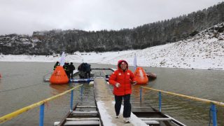 خنيفرة.. أزيد من 80 سباحا في تظاهرة السباحة في المياه الباردة